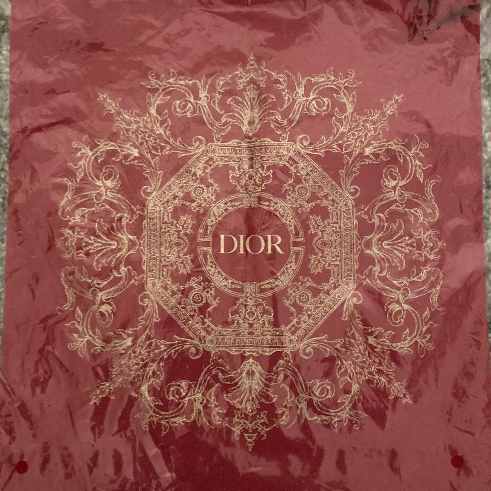DIOR Beauty
2024 Limited Edition Red Drawstring Pouch - Picture 3 of 4
